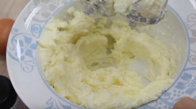 Battre le beurre avec un mixeur avec du sucre.