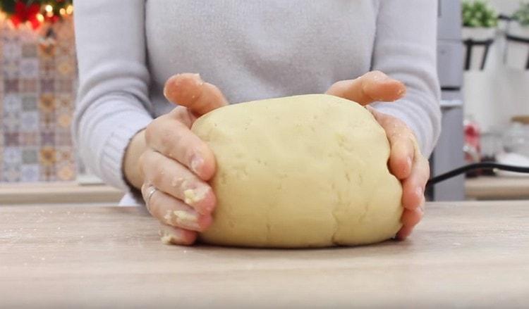 Knead the soft dough and send it to the refrigerator.