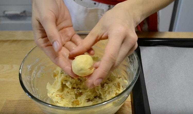 Nous roulons des petites boules de la pâte.