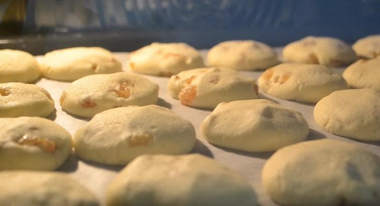 Nous envoyons une plaque à biscuits avec des biscuits pendant 15 minutes au four.