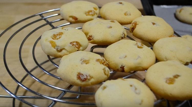 Ang mga cookies na may mga pasas ay napaka-masarap at pinong.