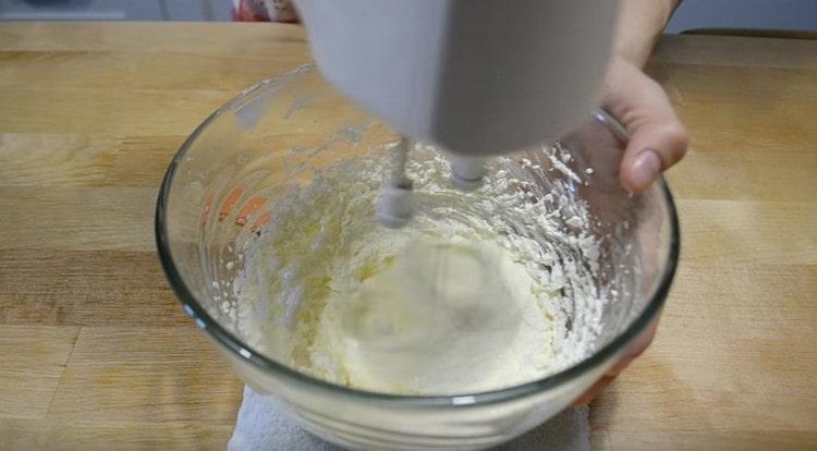 Battre le beurre avec le sucre jusqu'à ce qu'il soit blanc.