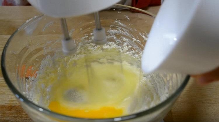 Introduce the egg into the oil mass.