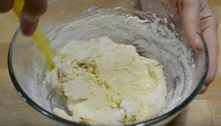 Add the flour to the oil mass and mix the dough.