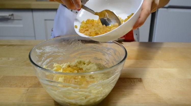 We send raisins to an almost finished dough.