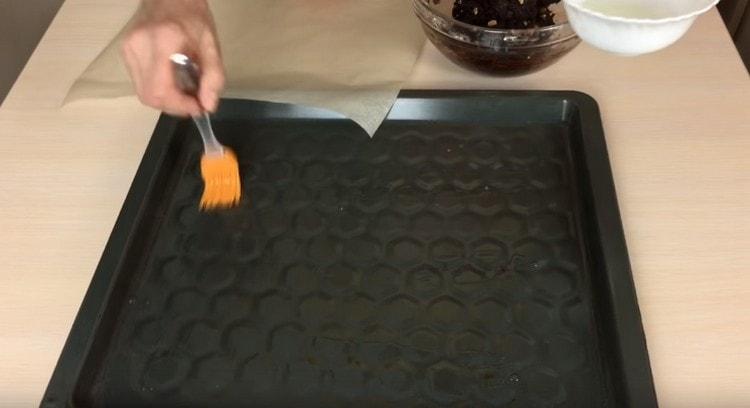 Grease a baking sheet with vegetable oil.