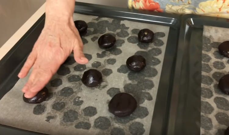 On étale les flans sur une plaque à pâtisserie, on les écrase doucement et on les envoie au réfrigérateur pendant 10 minutes.