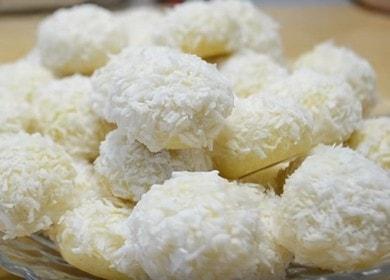 Galletas de bolas de nieve con coco: delicadas, suaves y fragantes