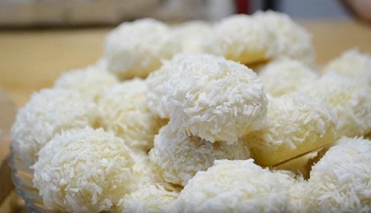 Such cookies with coconut flakes are reminiscent of Raffaello.