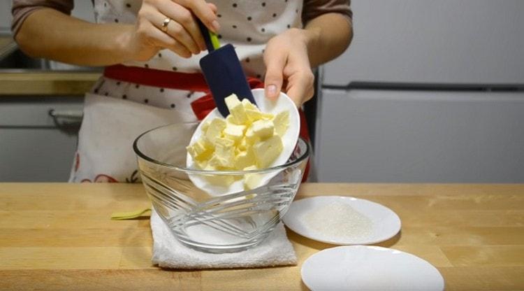 Ponga la mantequilla a temperatura ambiente en un tazón.
