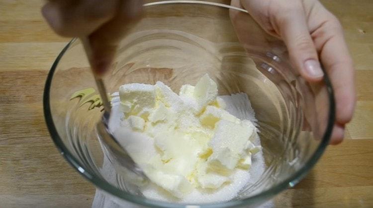 Add sugar to the butter, mix a little.