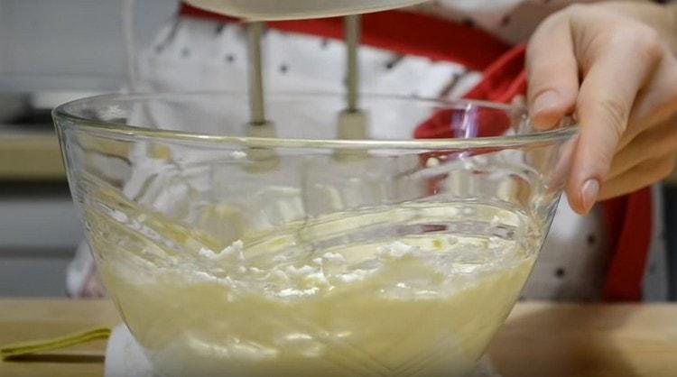 Umutite maslac mikserom za šećer.