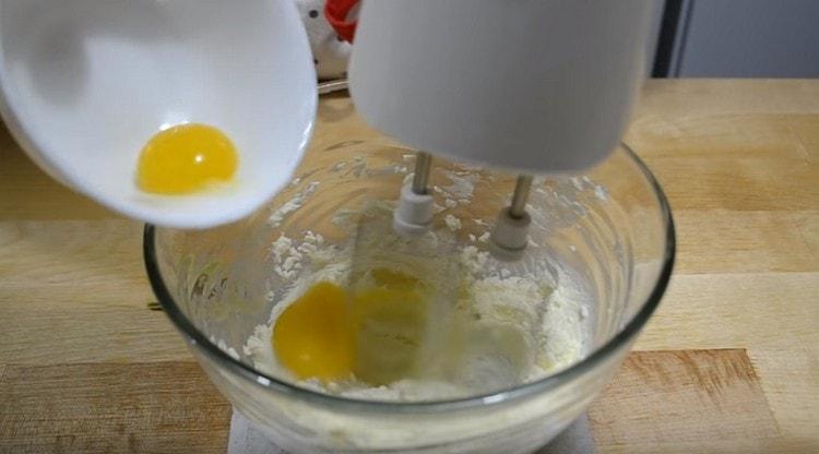 Two yolks are introduced into the oil mass one at a time.