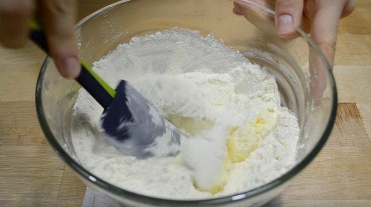 Unesite brašno i masu umiješajte lopaticom.