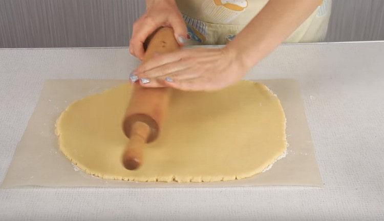 Il est commode de dérouler cette pâte directement sur une feuille de parchemin.