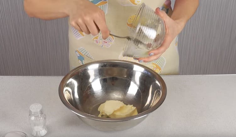 Omekšali maslac stavite u zdjelu.