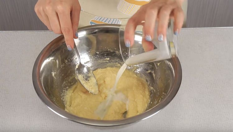 Ajoutez du lait à la masse de beurre.