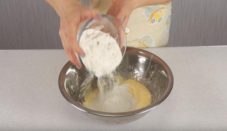 Dans certaines parties, nous introduisons de la farine et commençons à pétrir la pâte.