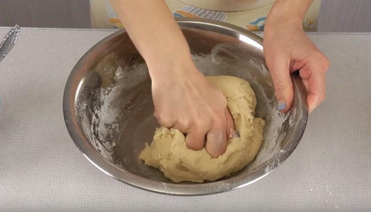 La pâte prête ne doit pas coller aux mains.