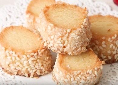 Cooking delicious cookies with sesame seeds according to a step-by-step recipe with a photo.