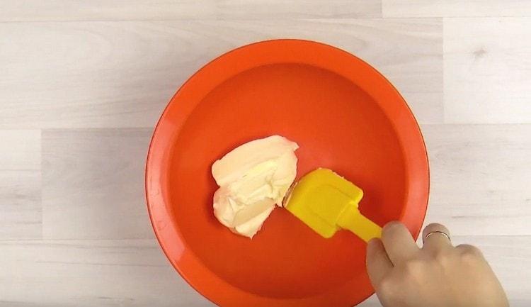 Dans un bol, mettez le beurre ramolli à la température ambiante.