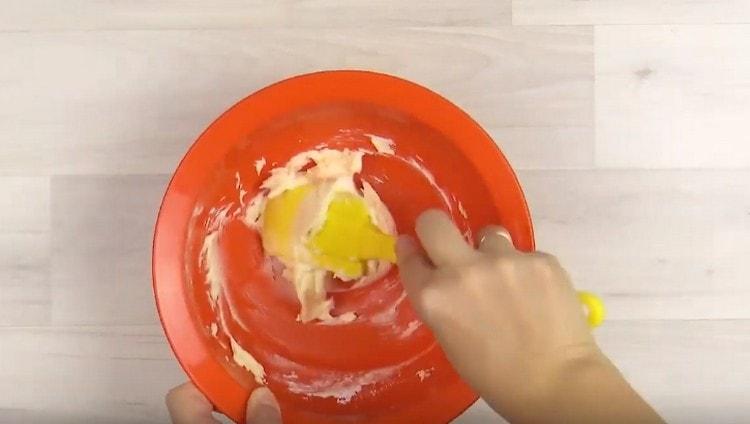 Maslac premažite šećerom u prahu.