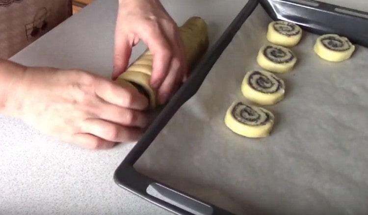 Extendimos los espacios en blanco en una bandeja para hornear cubierta con pergamino.