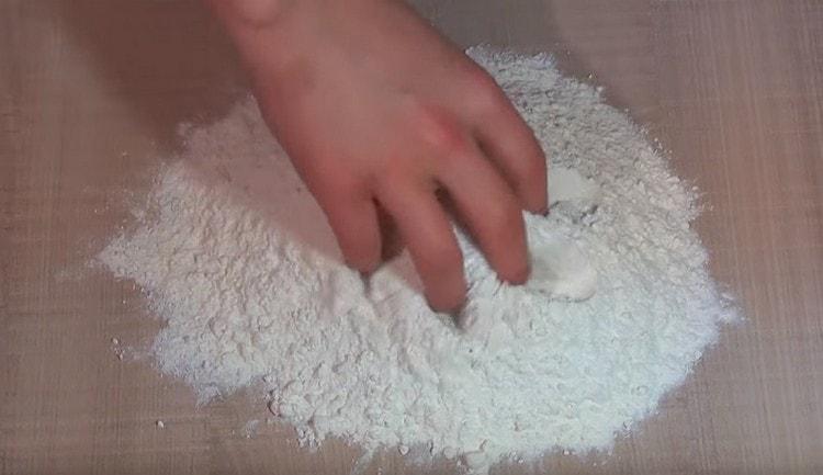 Mélanger la farine avec le sel et la levure.