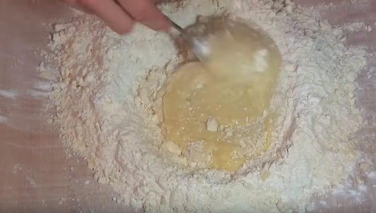 U dobivenu mrvicu ulijte jaja sa šećerom.