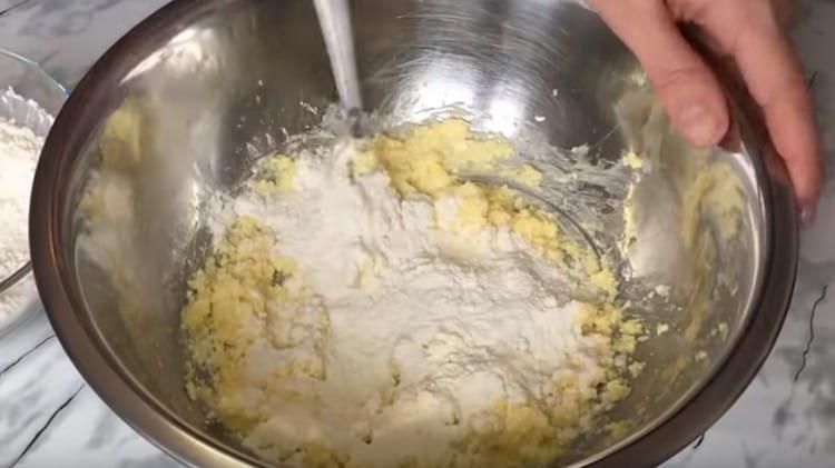 Ajoutez la farine à la masse.