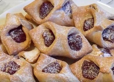 Cuire de délicieux biscuits avec de la confiture.Enveloppes selon la recette avec une photo.