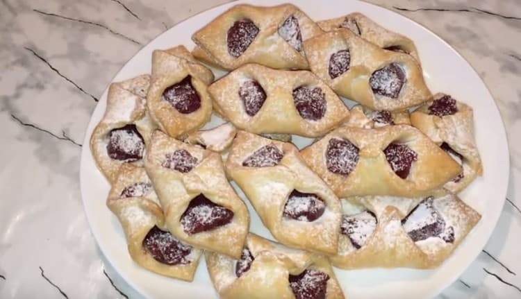 Ready serve cookies with jam can be additionally sprinkled with powdered sugar.