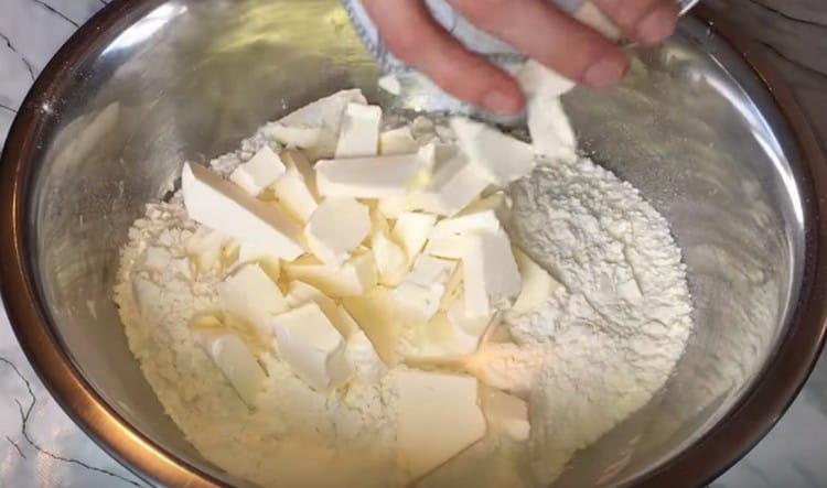 Agregue mantequilla ablandada a la harina.