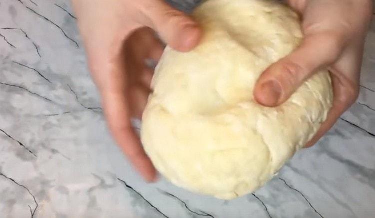 Add sour cream to the mass and knead the dough.