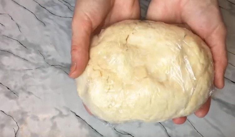 Wrapped in cling film, the dough is sent to the refrigerator.