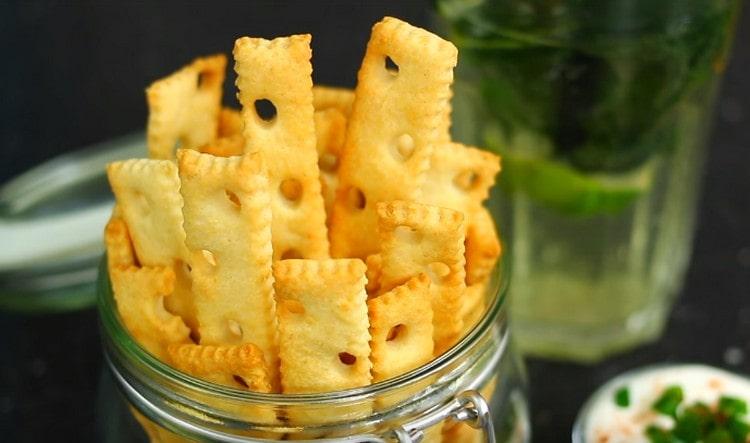 Ces biscuits au fromage originaux deviendront sûrement un excellent casse-croûte à la bière.