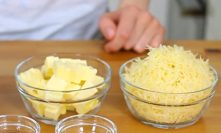 Frota el queso en un rallador fino.