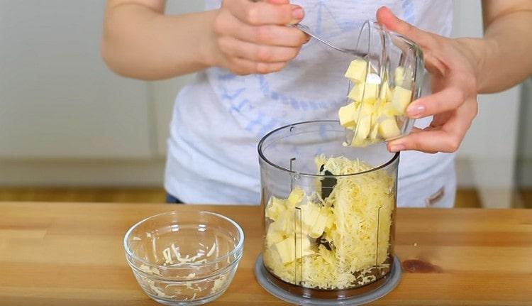 Ajoutez le beurre dans le fromage, coupé en morceaux.