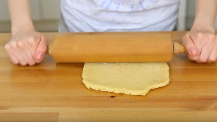 Thinly roll out the dough.