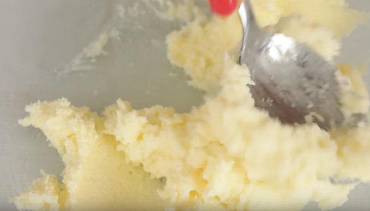 Broyer le beurre avec le sucre jusqu'à obtenir une consistance lisse.