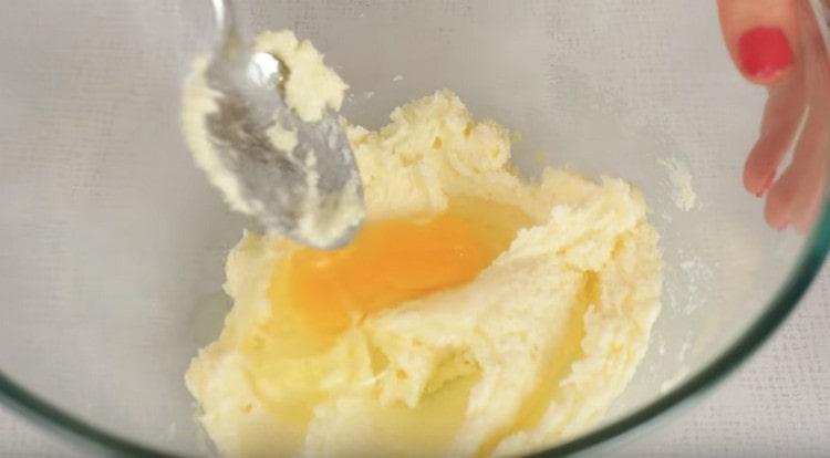 Entrez l'œuf et mélangez la masse.