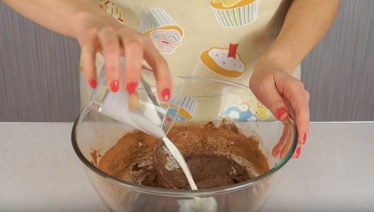 Nous introduisons le lait et préparons la future pâte.