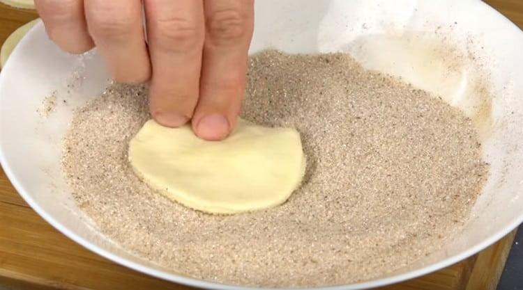 Polotovary v škorici ponorte do cukru a vytvorte sušienky.