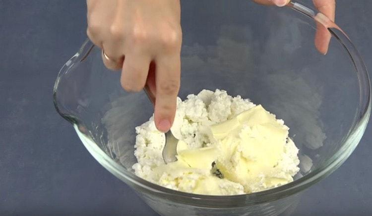 Maslo zamiešajte s tvarohom s vidličkou.