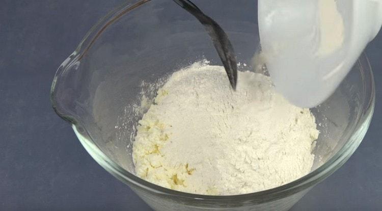 Ajouter la farine à la masse de caillé.