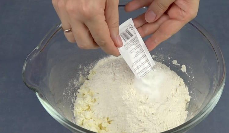 Ajouter la levure chimique pour la pâte.