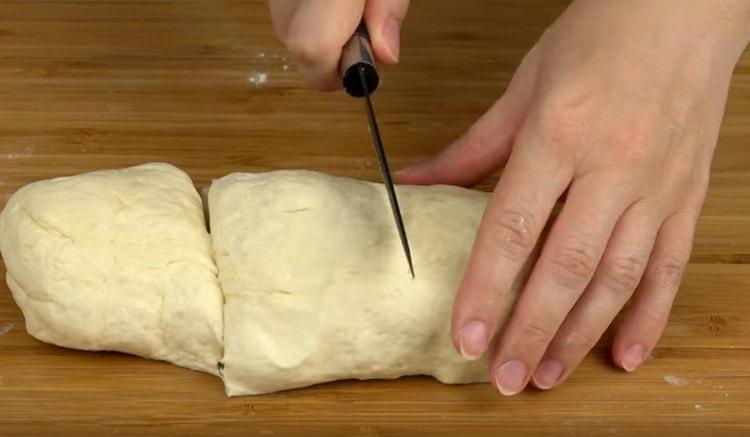 For convenience, we divide the finished dough into 3 parts.