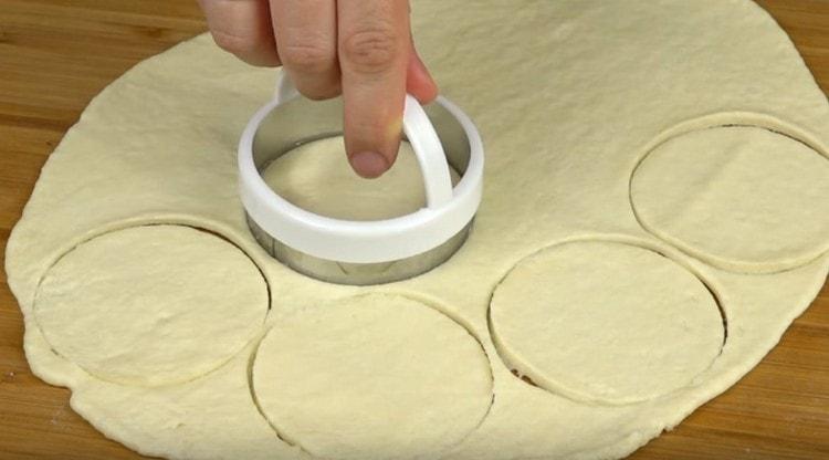 Abaisser la pâte et découper des cercles.