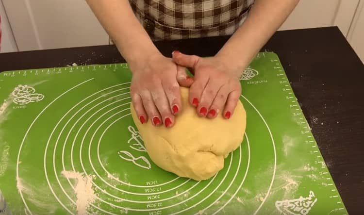 Ready dough will not be sticky.
