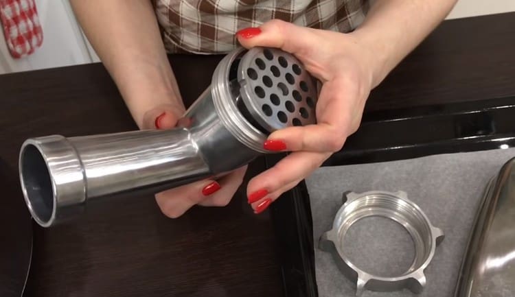 Para preparar tales galletas, es conveniente usar una picadora de carne con la boquilla más ancha.